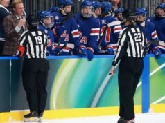 La estadounidense Abbey Murphy en el centro de la victoria olímpica de hockey sobre Italia