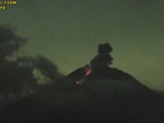 El monte Semeru volvió a entrar en erupción esta tarde, una columna de ceniza estalló a 800 metros de la cima