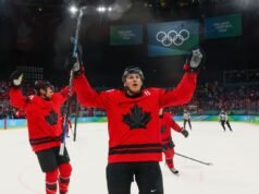 El gol tardío de MacKinnon envía a Canadá al juego por la medalla de oro olímpica
