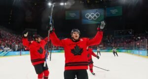 El gol tardío de MacKinnon envía a Canadá al juego por la medalla de oro olímpica