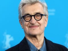 Wim Wenders habla en la ceremonia de entrega de premios del Festival de Cine de Berlín