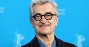Wim Wenders habla en la ceremonia de entrega de premios del Festival de Cine de Berlín