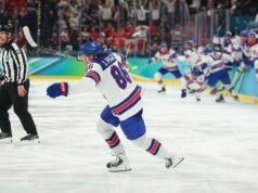 Jack Hughes y Connor Hellebuyck impulsan a Estados Unidos al oro olímpico en hockey