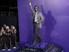 Los Lakers inauguran estatua del legendario ex entrenador Pat Riley