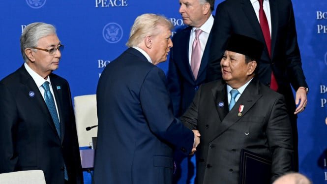 1772022504_69978637d5cdb-presiden-ri-prabowo-subianto-dan-presiden-amerika-serikat-donald-trump_gemini_665_374.jpg