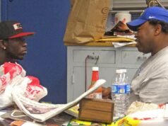 El entrenador de fútbol Robert Garrett sigue desaparecido en Crenshaw High.