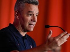 Los Lakers contratan al ex entrenador de Virginia Tony Bennett como asesor del draft