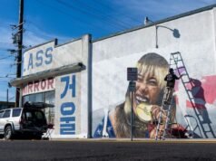 La patinadora medallista de oro olímpica Alysa Liu inspira un nuevo mural en Gardena