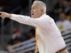 El estado de Oregon dice que el entrenador Wayne Tinkle no regresará la próxima temporada