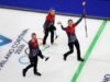 Tara Peterson lidera al equipo de curling femenino de EE. UU. a una victoria por 6-5 sobre China, robando puntos en los 2 últimos parciales