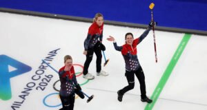 Tara Peterson lidera al equipo de curling femenino de EE. UU. a una victoria por 6-5 sobre China, robando puntos en los 2 últimos parciales