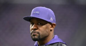 La demanda por discriminación racial de Brian Flores contra la NFL puede ir a juicio, dictamina el tribunal de distrito de EE. UU.