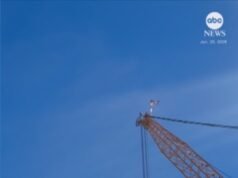 MIRAR: Trabajador de la construcción captura el sobrevuelo de un enorme avión de doble cuerpo