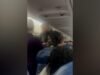 MIRAR: Pasajero rebelde arrestado después de incidente en vuelo de Delta, dice la policía