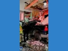 MIRAR: Camioneta vuela hacia una casa en Oregón