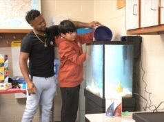 MIRAR: Esta estrella del béisbol comparte su amor por el pescado con los estudiantes de quinto grado