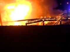 MIRAR: Incendio masivo provoca el colapso de un puente en Lincoln, Nebraska