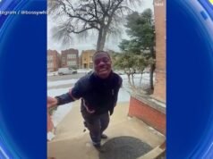 MIRAR: El cartero cantante se vuelve viral