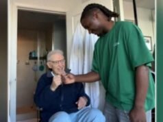 MIRAR: Un veterinario de 92 años y un cuidador forman un vínculo improbable