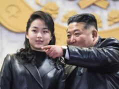 Kim Jong Un alimenta el rumor de sucesión con la chaqueta de cuero a juego de su hija