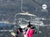 MIRAR: Esquiador se balancea desde un ascensor en un centro turístico de montaña de California