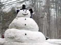 MIRAR: El mega muñeco de nieve del hombre alcanza los 23 pies