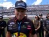 Jon Gruden bromea diciendo que «ahora está estudiando NASCAR» porque no puede conseguir un trabajo como entrenador
