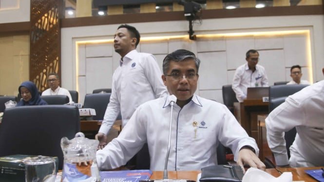 67a1e0738a503-menteri-ketenagakerjaan-yassierli-menaker-yassierli-raker-dengan-komisi-ix-dpr_665_374.jpg