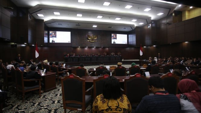 67bc22a65b815-mahkamah-konstitusi-gelar-sidang-putusan-gugatan-perselisihan-hasil-pilkada_665_374.jpg