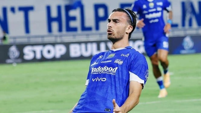 6950fa22626b5-pemain-persib-bandung-andrew-jung_665_374.jpg
