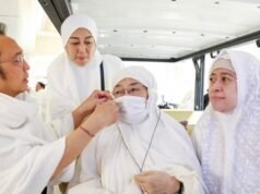 El momento en que Prananda ayudó a Tahalul Megawati y Puan durante su Umrah juntos