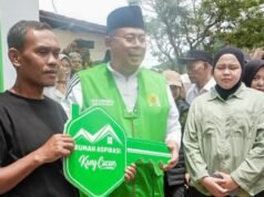 Antes del Ramadán, Cucun reubica oficialmente 8 casas de las víctimas del deslizamiento de tierra en Arjasari