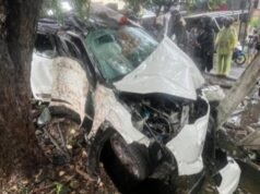 ¡Trágico! La esposa de un miembro del DPRD de Sulawesi del Sur muere en un accidente en la carretera de peaje de Makassar y su coche queda gravemente destruido