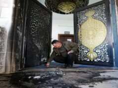 Colonos israelíes queman mezquitas en Cisjordania y paredes pintadas con escritos insultantes del profeta Mahoma