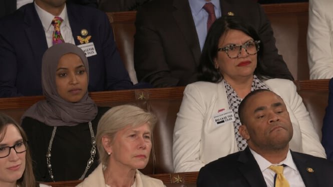 699faf034a1c1-dua-anggota-kongres-dari-demokrat-ilhan-omar-dan-rashida-tlaib-protes-ketrump-selama-pidato-kenegaraan_gemini_665_374.jpg