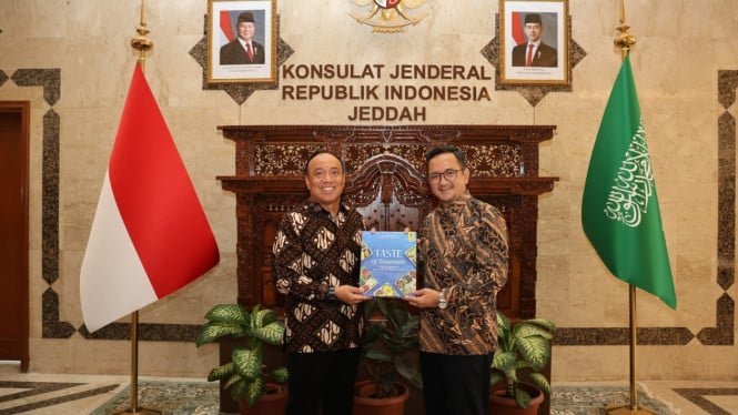 69a04110287b5-wakapolri-komjen-dedi-prasetyo-menyerahkan-buku-rasa-bhayangkara-nusantara-ke-kjri-jeddah_gemini_665_374.jpg