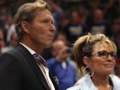 Sarah Palin alimenta a su novio Ron Duguay en el hospital en medio de la batalla contra el cáncer