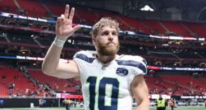 La estrella de los Seahawks, Cooper Kupp, trollea expertamente a los Patriots en el desfile del Super Bowl