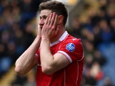 El ascenso del Wrexham a la Premier League podría perderse tras la lesión de rodilla de Sheaf