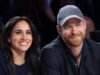 Meghan Markle y el príncipe Harry se reúnen en la cancha de la PDA durante un partido de la NBA