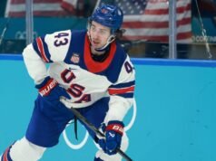 La camiseta desfigurada de Quinn Hughes queda afuera del Salón de la Fama del Hockey