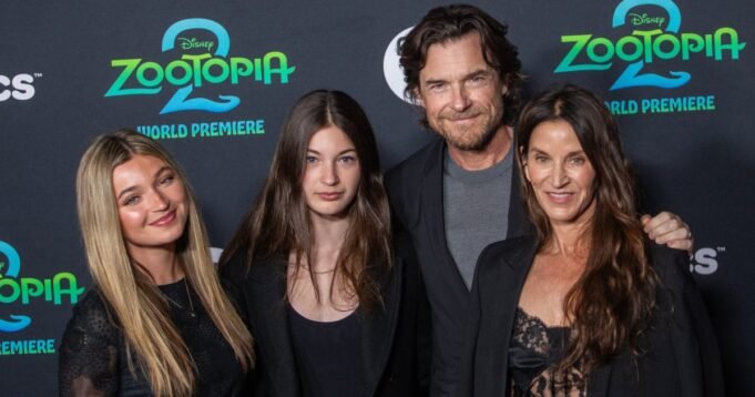 Jason-Bateman-Family-GettyImages-2246054930.jpg