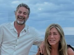 El novio de Jennifer Aniston, Jim Curtis, muestra su PDA en su tributo de cumpleaños