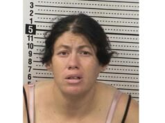 Una bebé recién nacida se ahogó después de que su madre supuestamente la «dejó caer» en un baño portátil