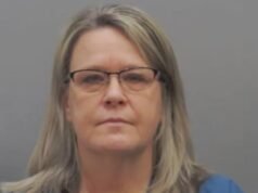 Trabajador de una residencia de ancianos robó más de 300.000 dólares a los residentes: policía de Ohio