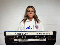 Secretaria de escuela golpeada por su marido después de que la sorprendieran teniendo relaciones sexuales con un estudiante