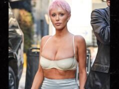 Bianca Censori luce cabello rosado con un atuendo diminuto