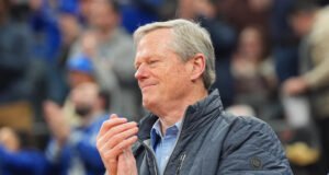 Charlie Baker apoya nuevamente el plan para expandir el torneo de la NCAA en el futuro, sin compromiso con el cronograma