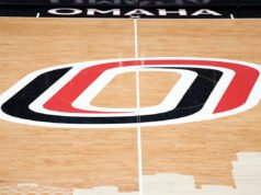 Video viral muestra a un jugador de baloncesto de Nebraska-Omaha respondiendo después de que un sumidero se tragara dos autos