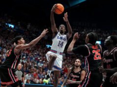 El No. 14 Kansas supera al No. 5 Houston para propinarle a los Cougars la tercera derrota consecutiva y probablemente eliminar las esperanzas del puesto No. 1